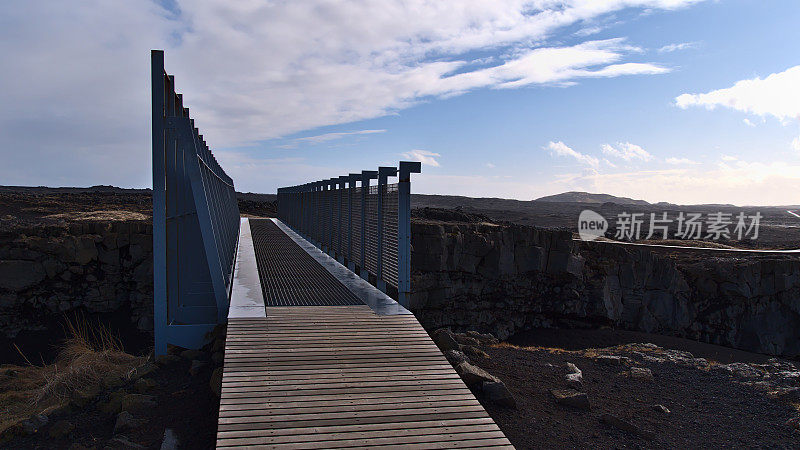 横跨中大西洋脊(MAR)上方岩石裂缝的大陆桥，欧亚板块和美洲板块漂移，冰岛雷克雅内斯。