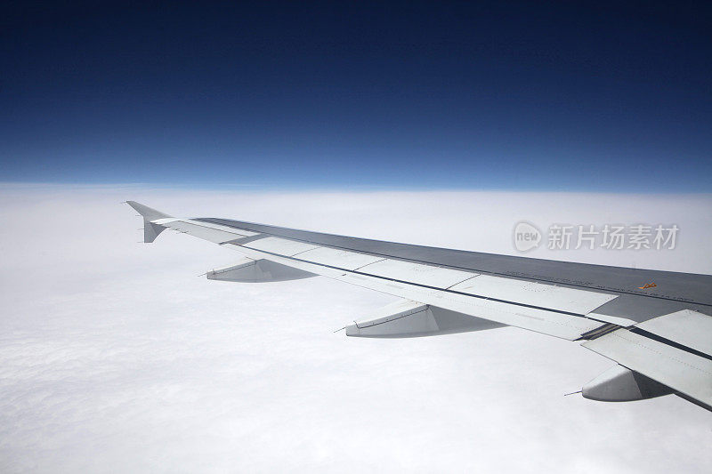 飞机高高地飞过云层