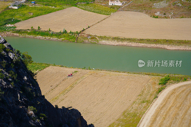 克孜利尔马克河流经土耳其锡诺普的农田