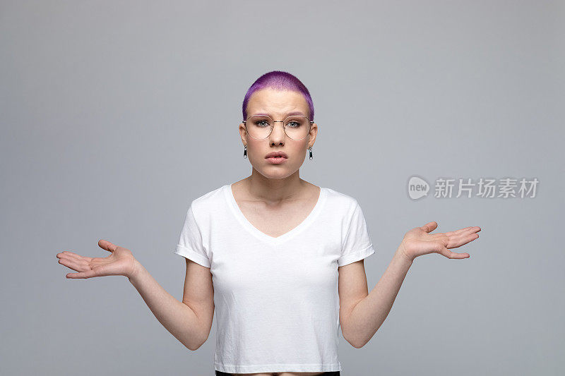 失望的紫色短发年轻女子