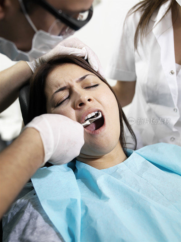 牙医在给病人拔牙