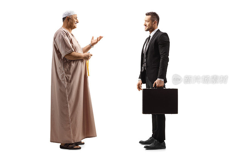 一名穆斯林男子与一名拿着公文包的商人交谈的全身侧面照片