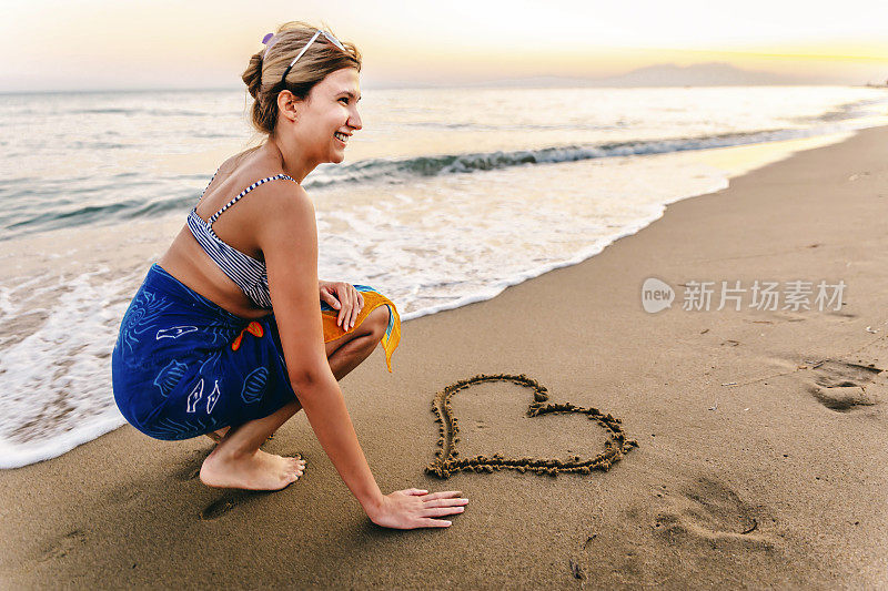 在沙滩上画一颗心