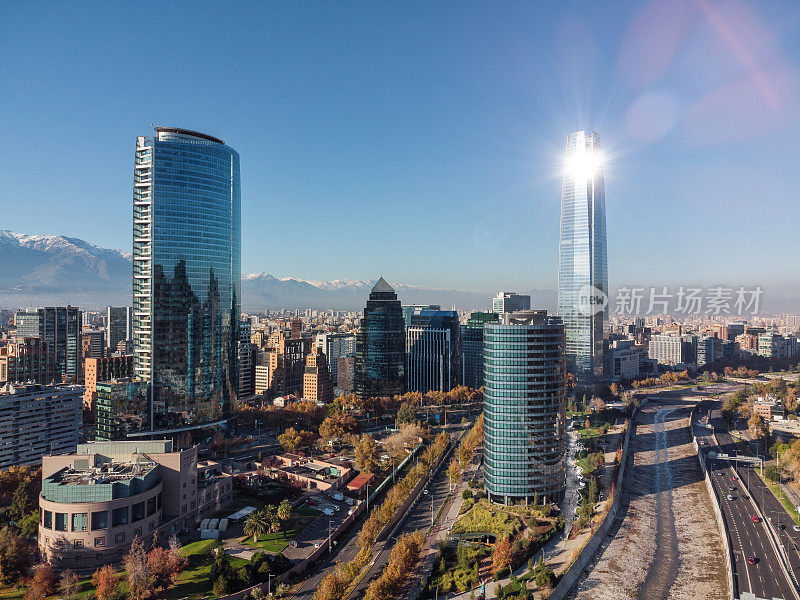 一个秋天的早晨，智利的圣地亚哥金融区