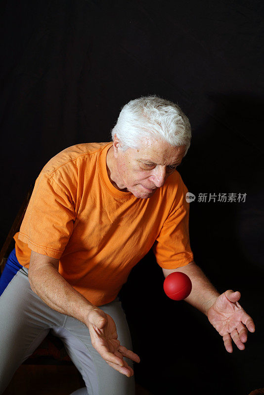 帕金森氏症患者，站立和杂耍与一个小球的框架治疗，舞蹈练习在互联网上进行