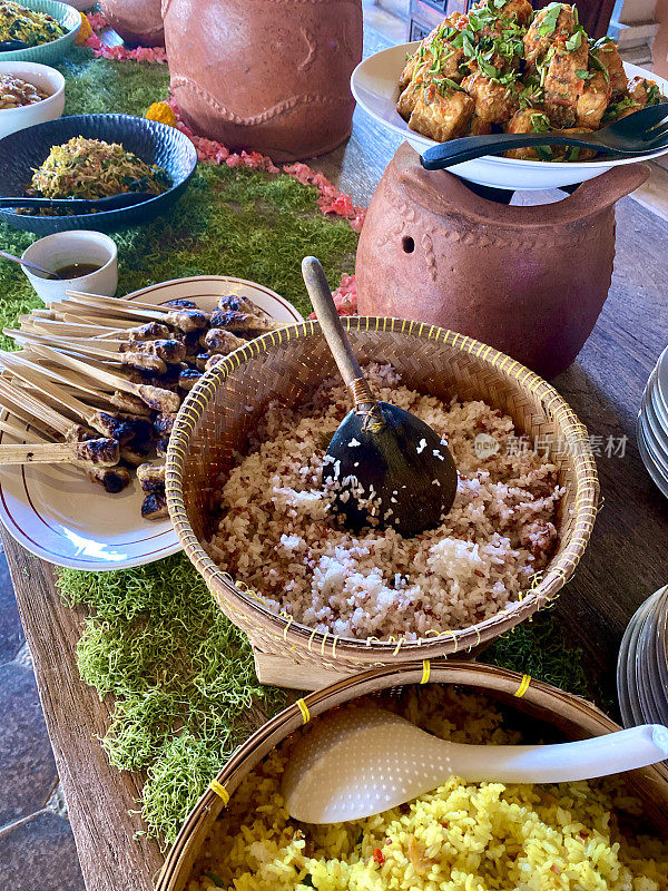 自助餐上的传统巴厘食物