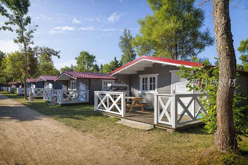 波兰度假——夏日里五颜六色的瑞典式小屋