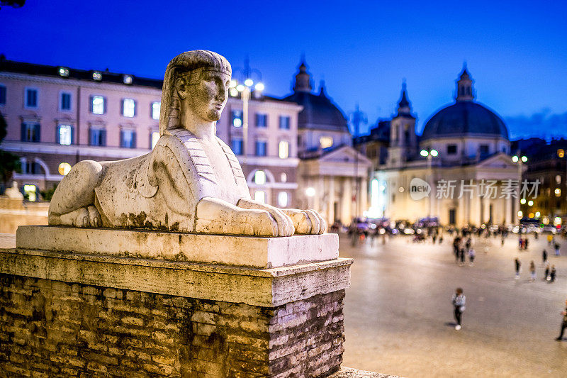 从罗马中心崛起的平西奥广场上看到的波波罗广场的夜景