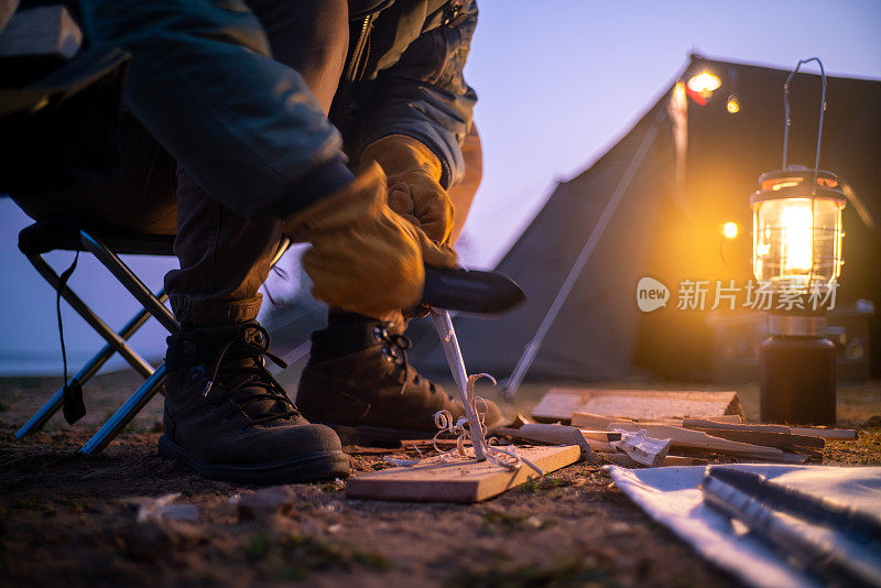 准备木柴，露营场景