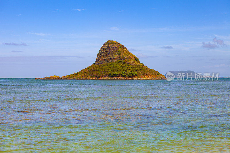 东瓦胡岛海岸，Mokolea岩石在图像的远端