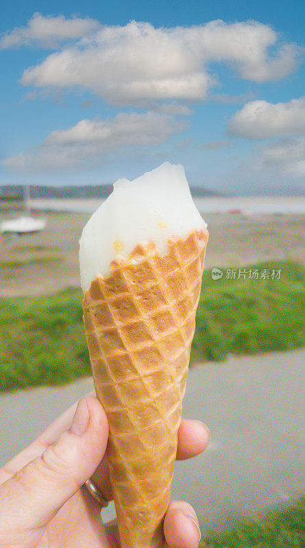 夏天在海边吃冰淇淋是再好不过了。