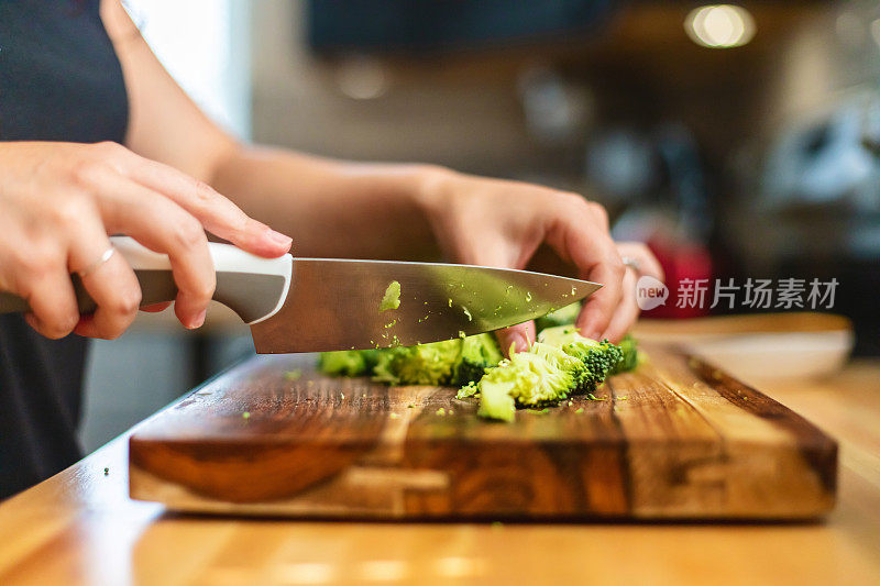 亚洲异性恋夫妇在厨房一起做饭做泰国炒饭照片系列