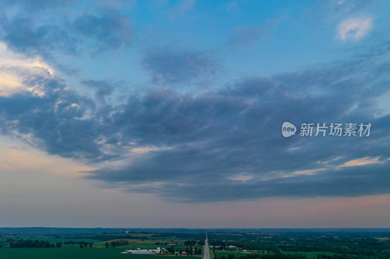 加拿大库克敦，夕阳下27号公路上的农场