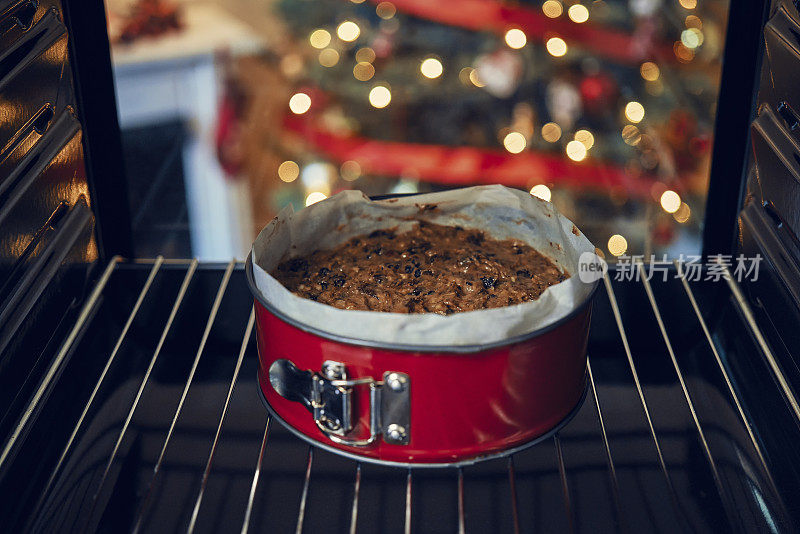 用干果和坚果在烤箱里烤圣诞蛋糕