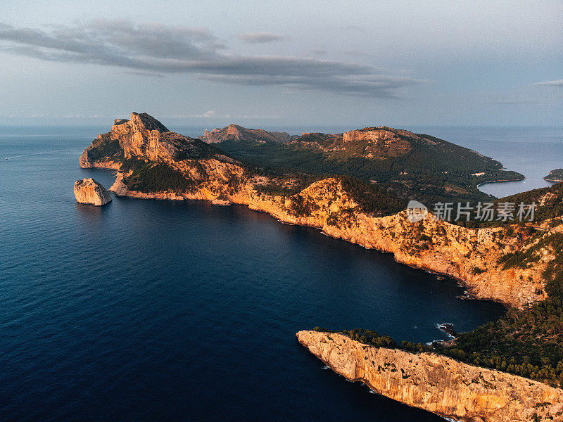 马略卡帕尔马岛，日落时鸟瞰福门托海角