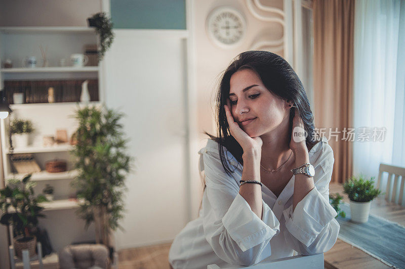 一个美丽的性感年轻女人的肖像在内衣