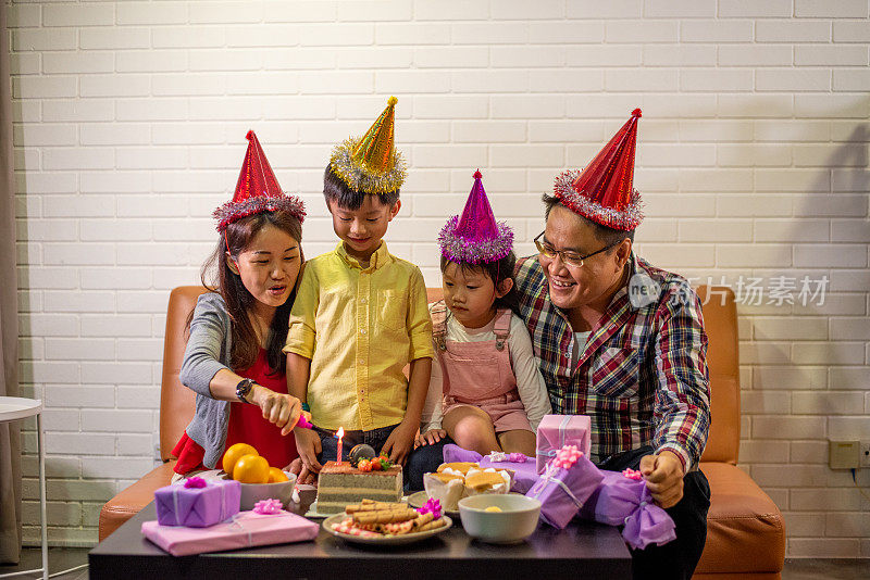 一个亚洲华人家庭庆祝生日