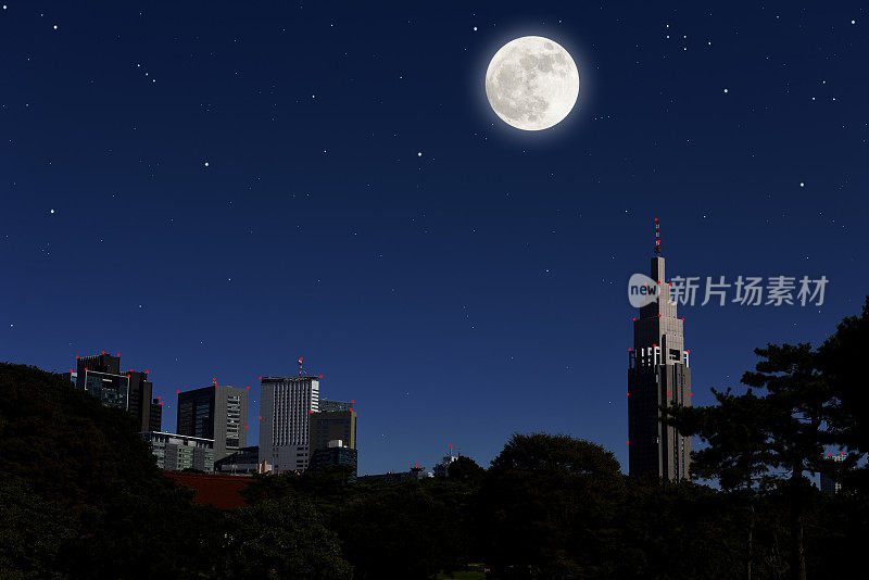 超级月亮从摩天大楼上冉冉升起