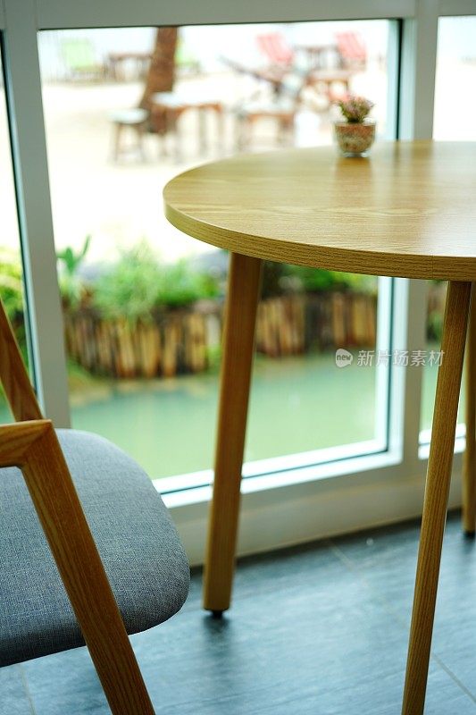 特写空咖啡馆木桌和椅子