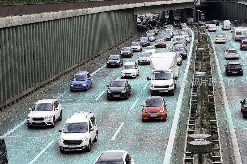 高速公路上的自动驾驶汽车