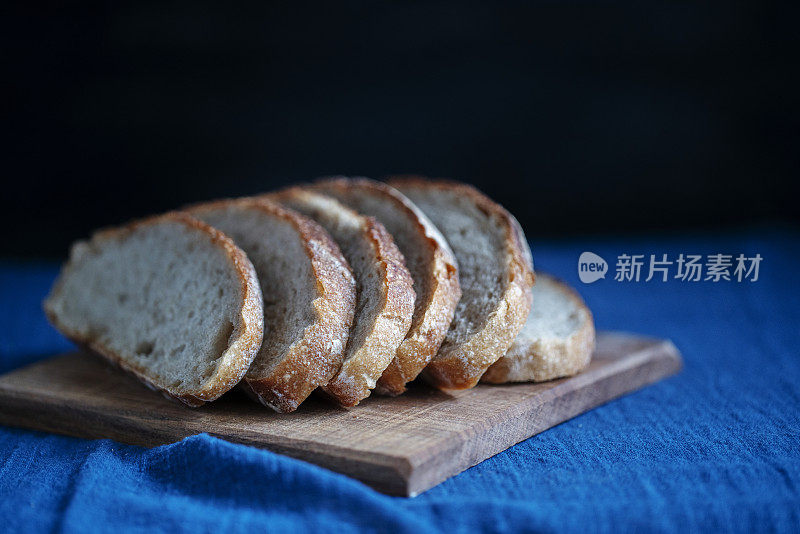 切片黑麦面包在桌上