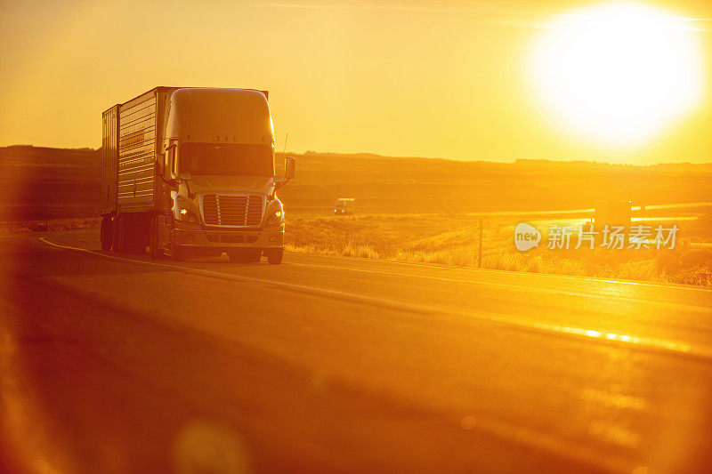 在美国西部的乡村州际公路上的护送金轻型货物运输长途半挂车照片系列
