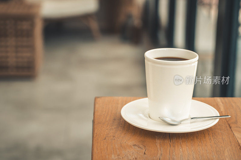 咖啡馆里的咖啡杯