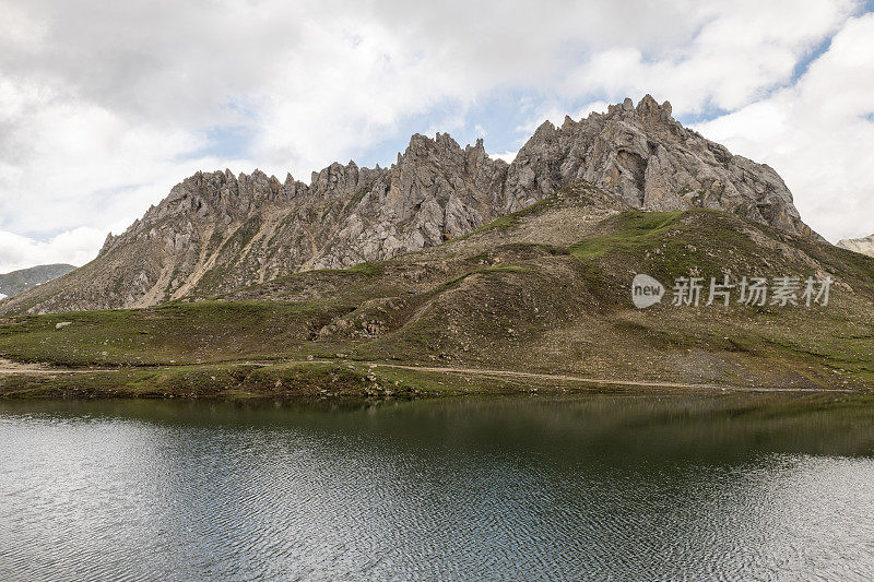 高山湖面上山峰的倒影