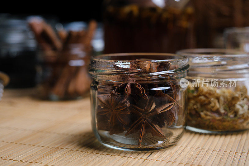 用洋甘菊和玫瑰花瓣泡茶