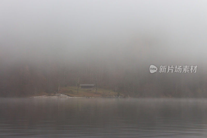 德国肯尼格湖上的雾。雾中的河岸上的旧木屋。雾在河岸上。德国的风景。秋景在欧洲贝希特斯加登国家公园。湖面上的雾天。