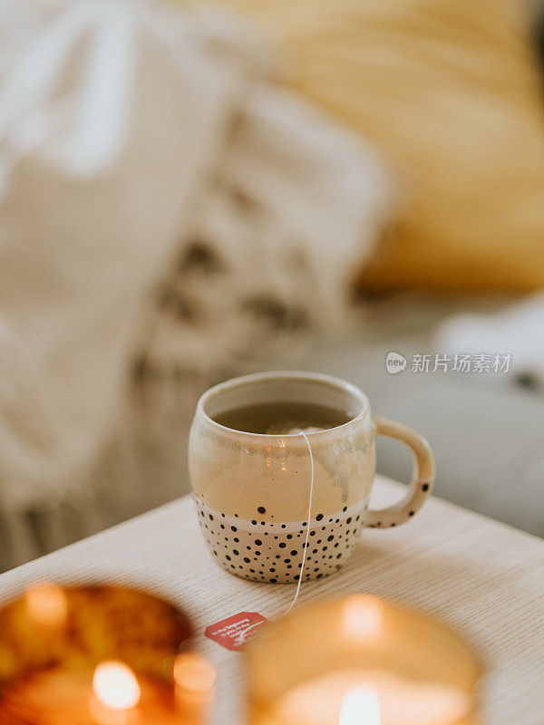 在家里用陶瓷茶杯泡绿茶