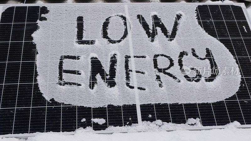 雪地里的低能太阳能电池板。