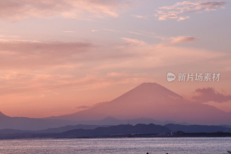 日落海滩上的富士山剪影