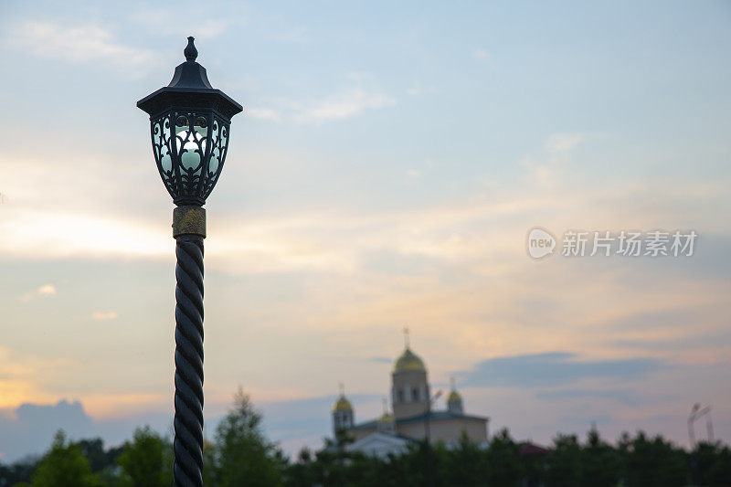街灯和美丽的东正教教堂的背景