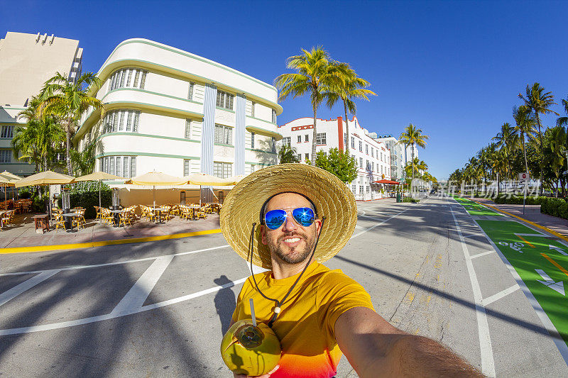 一个年轻的旅行男性享受他的假期，在海洋大道前，南海滩，迈阿密海滩，迈阿密，南佛罗里达，美国
