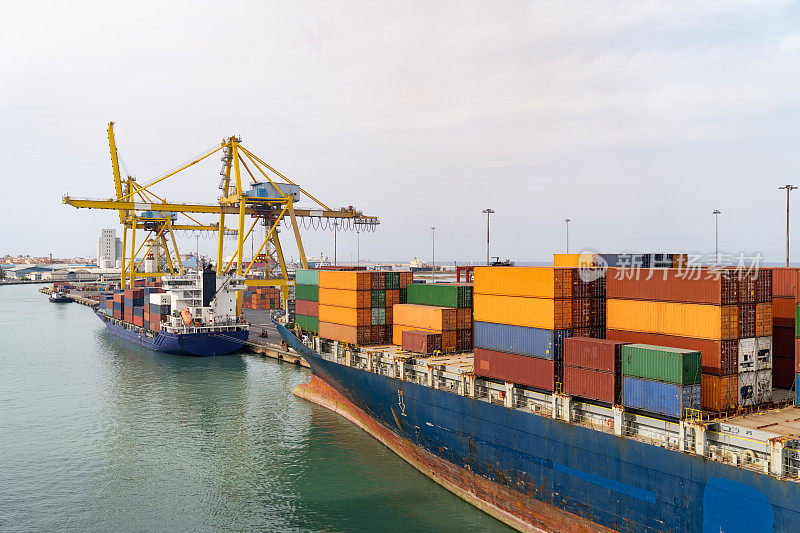 集装箱船鸟瞰图船舶停靠到一个国际港口，运输和物流卸货