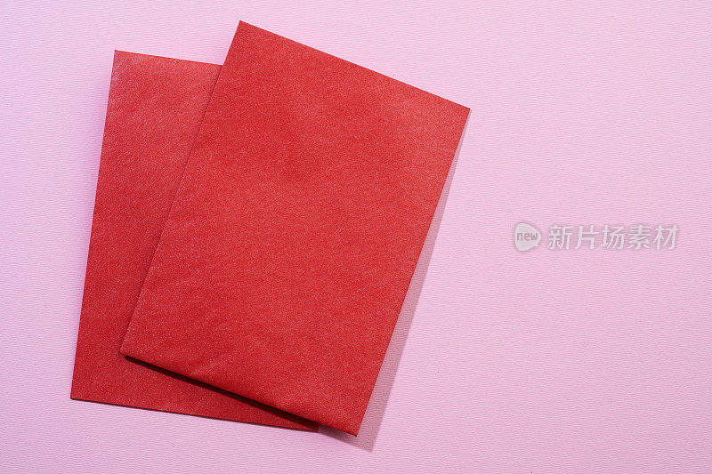 空白的红色红色信封在粉红色的背景