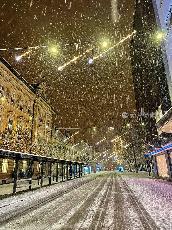 明亮的圣诞彩灯在卢布尔雅那市中心营造出美丽的气氛。