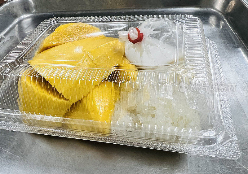 泰式甜点新鲜成熟的芒果，椰奶糯米，