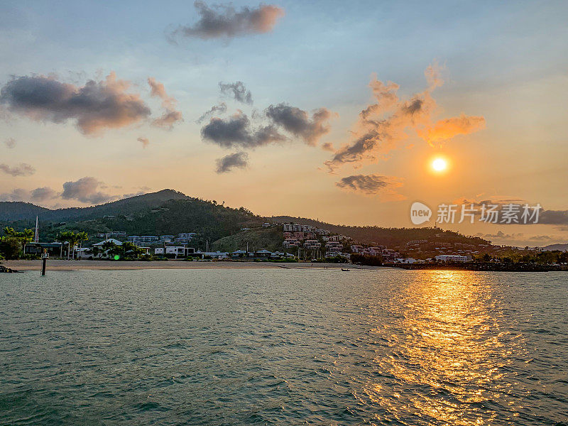 Boathaven海滩公园，澳大利亚热带圣灵群岛的Airlie海滩。