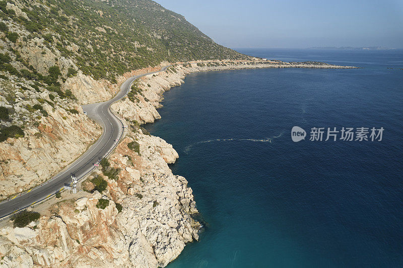 海边路接近海滩，从上面看