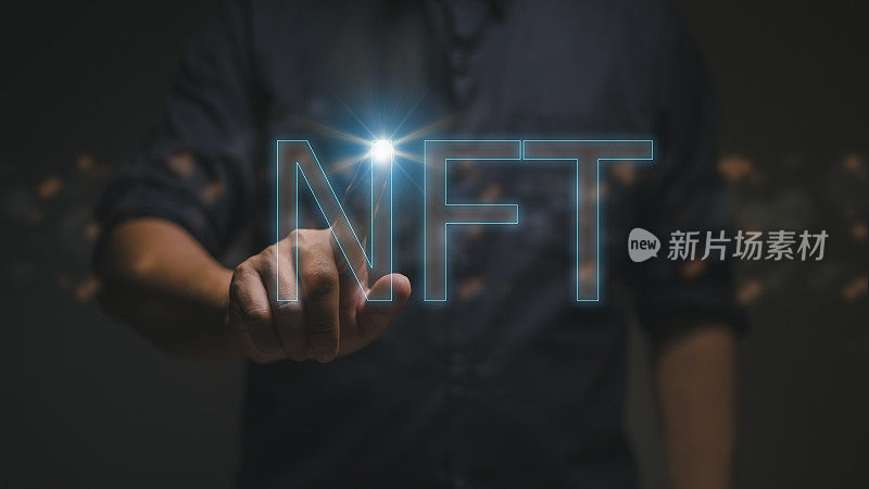 NFT不可替换令牌的概念。商人触摸数字独特的艺术NFT全息图的数字二进制背景。