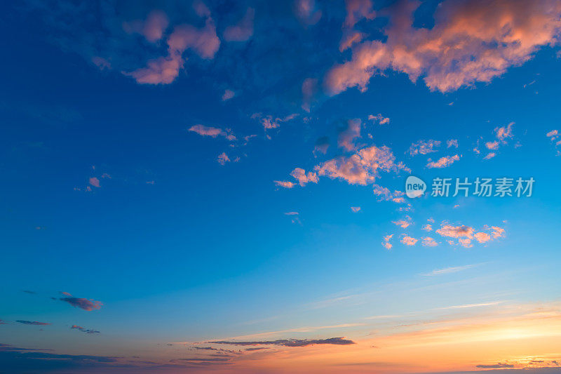 美丽的日落黎明或清晨日出惊人的蓝色，彩色多云的天空