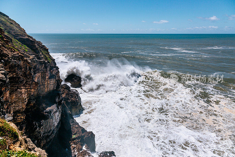 巨浪冲击着拿扎尔的悬崖。