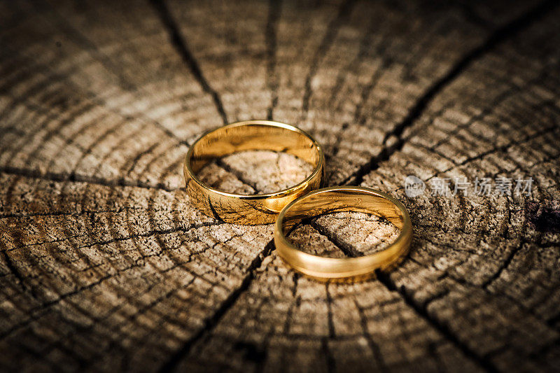 两枚金婚戒指
