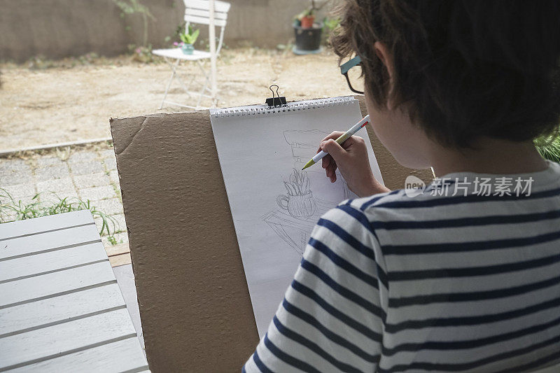 一个孩子在花园里画画。