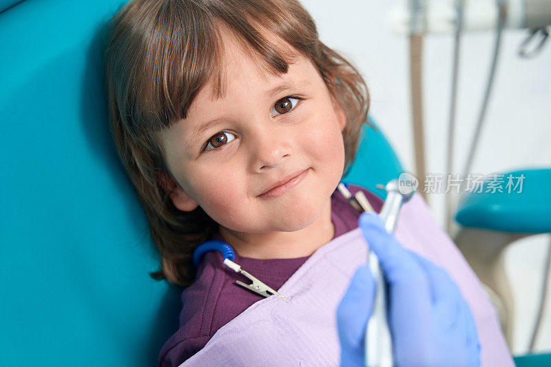 儿科牙医准备年轻女性患者的牙齿准备