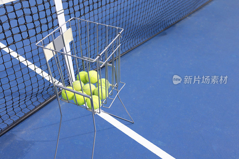 网附近的一篮网球