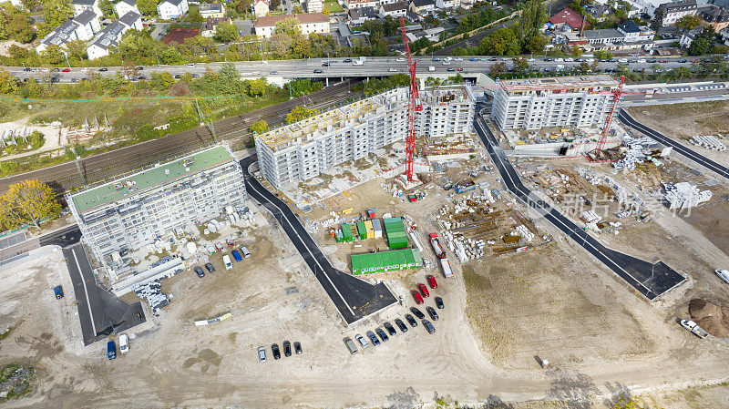 大型建筑工地，起重机和设备。鸟瞰图