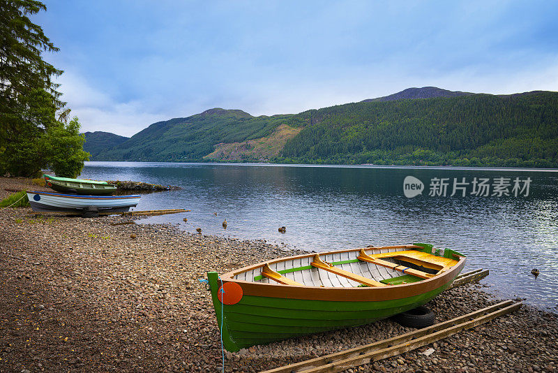 英国苏格兰高地的尼斯湖搁浅了船只